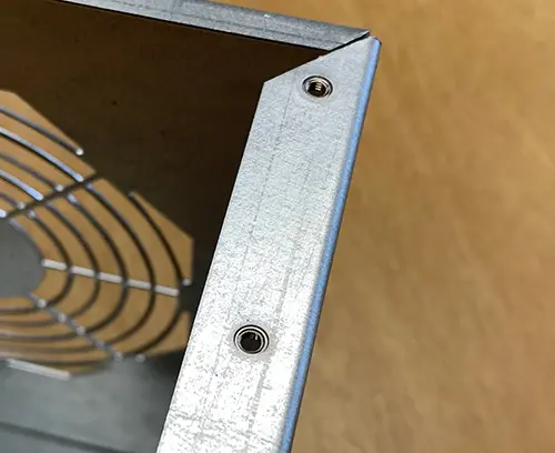 M3-Befestigungsmuttern (Vorderseite) auf der Platte.