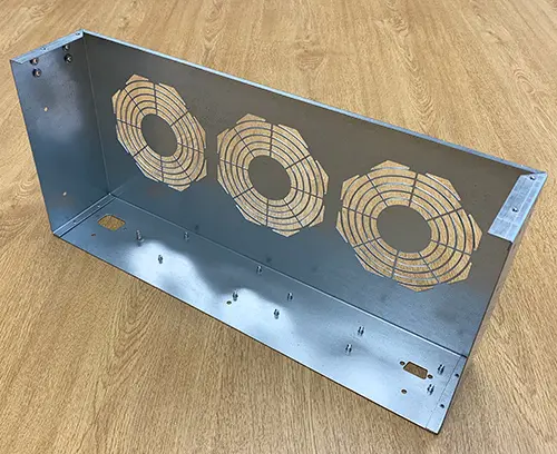 Benutzerdefinierte Gehäuseoberseite mit allen erforderlichen Einsätzen.