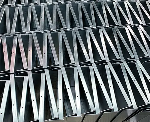 Vollständig gestanzte und gefaltete Teile jetzt fertig für Montage und Lackierung