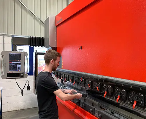 CNC-Abkantpressen formen die Platten zu fertigen Teilen