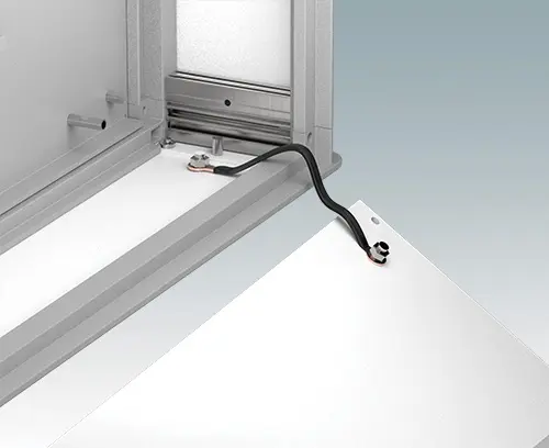 M4-Stehbolzen an allen Paneelen für Erdungsbänder (können auch als Frontplattenhalterung genutzt werden)